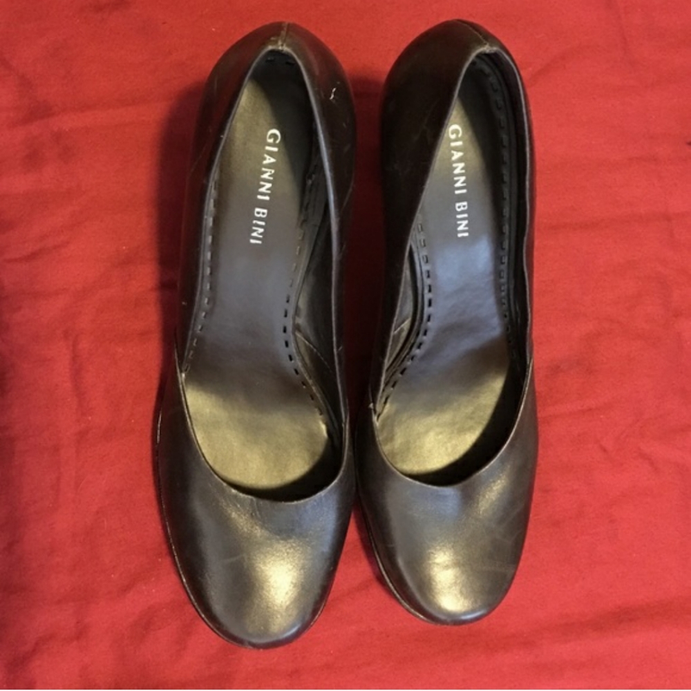 Gianni Bini brown round toe heels
